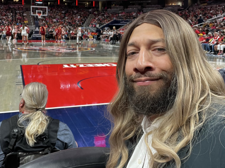 royce white draft - ilustrasi berita Royce White Draft: Mantan Pemain NBA Hadiri Laga WNBA Pakai Wig Pirang untuk…