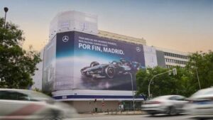 f1 madrid - ilustrasi berita Mercedes-Benz Sambut Kedatangan F1 Madrid dengan Lona Raksasa di Castellana