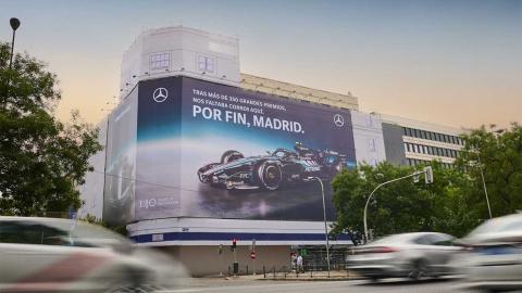 f1 madrid - ilustrasi berita Mercedes-Benz Sambut Kedatangan F1 Madrid dengan Lona Raksasa di Castellana