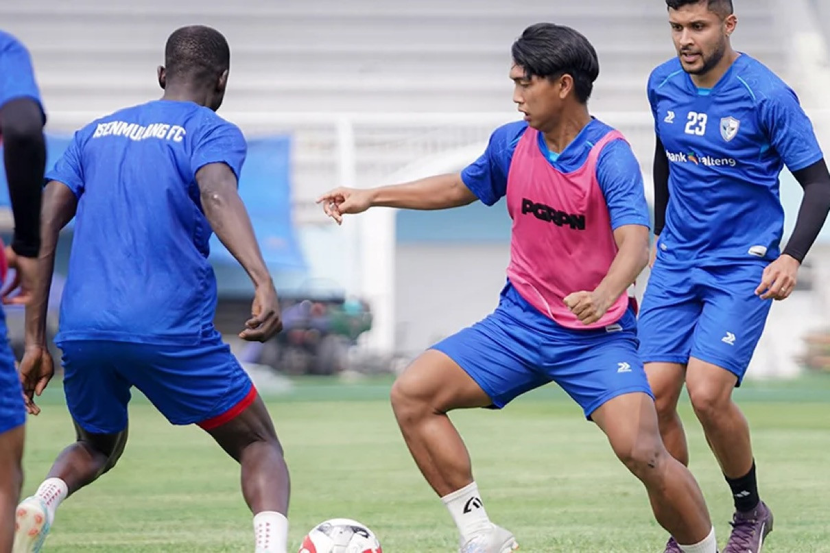 adaptasi pemain - ilustrasi berita Mundari Karya Tekankan Adaptasi Pemain sebagai Kunci Saat Melawan Arema FC