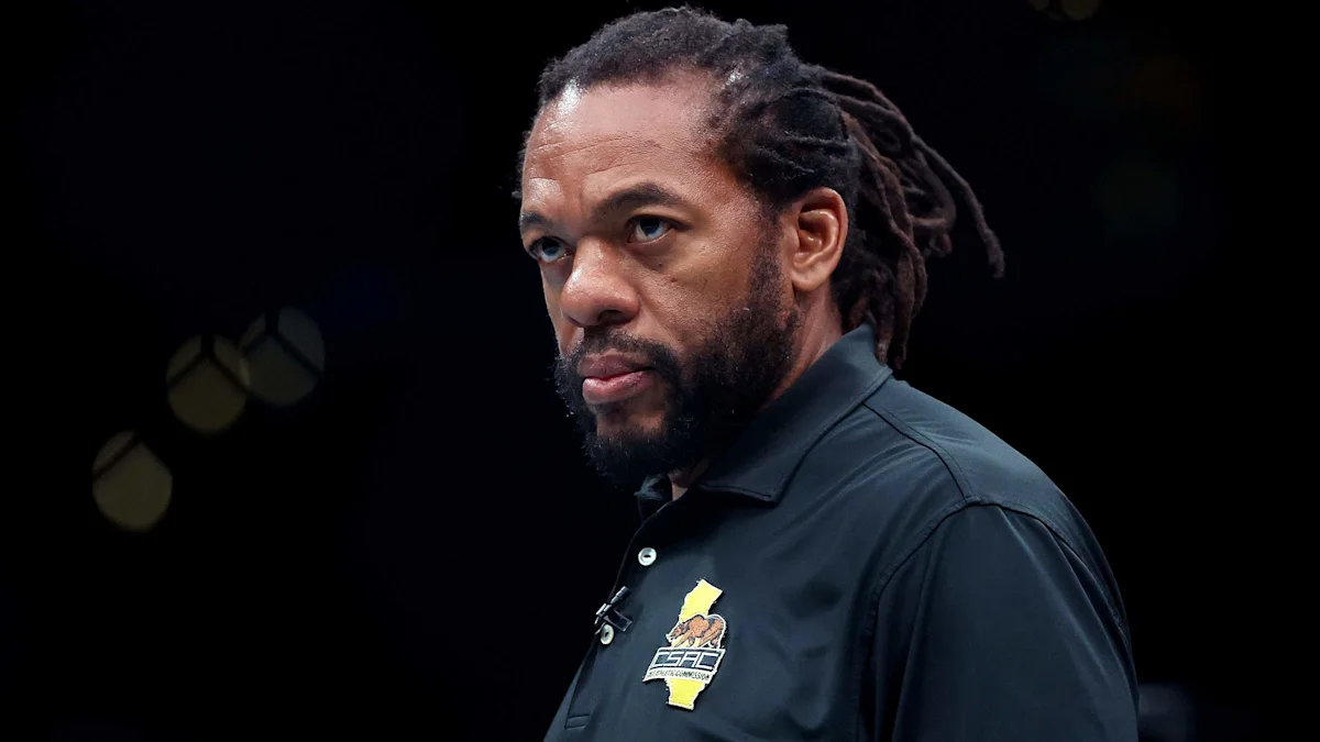 herb dean - ilustrasi berita Alex Pereira Tunjukkan Empati kepada Herb Dean yang Kerap Diboo Penonton UFC