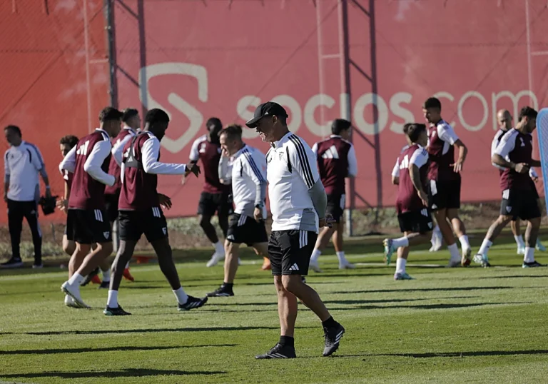 Sevilla Piala Raja: Melakoni Debut di Tengah Duka dan Rencana Rotasi Skuad
